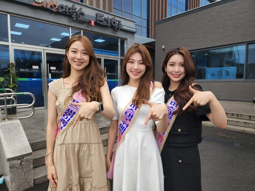 2022년 미스 대구 진선미가 럭키 칠곡 포즈로 기념촬영을 하고 있다. [칠곡군 제공]